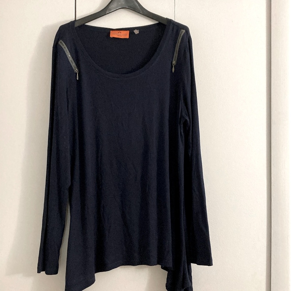EUC Patrizia Luca Milano assymetrical bottom long sleeve blouse